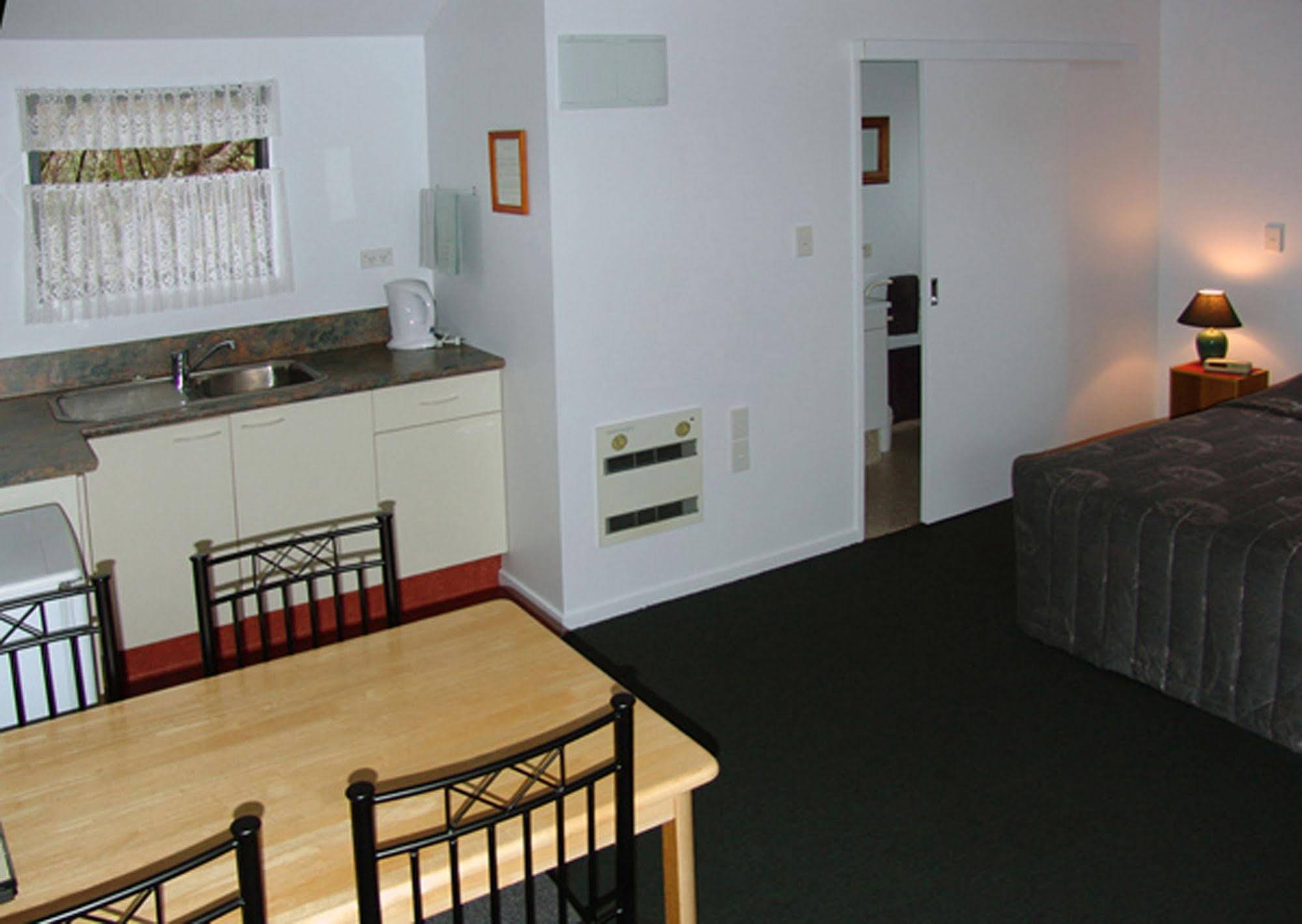 Lake Brunner Country Motel