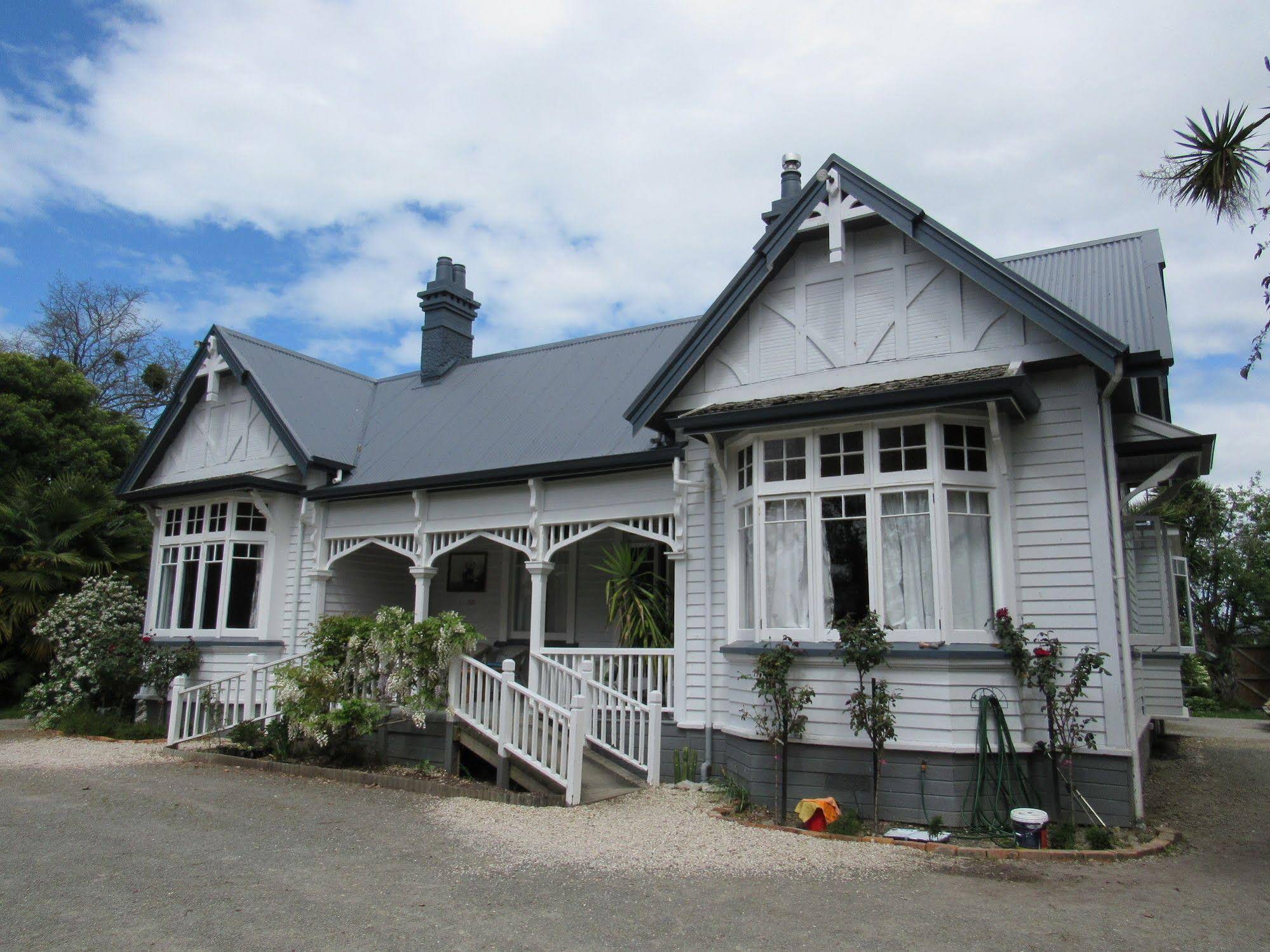 White Elephant Backpackers And Lodge