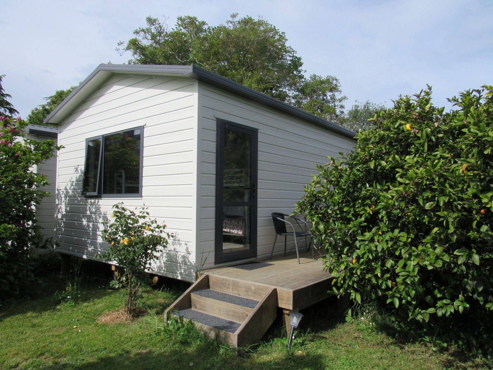 White Elephant Backpackers And Lodge