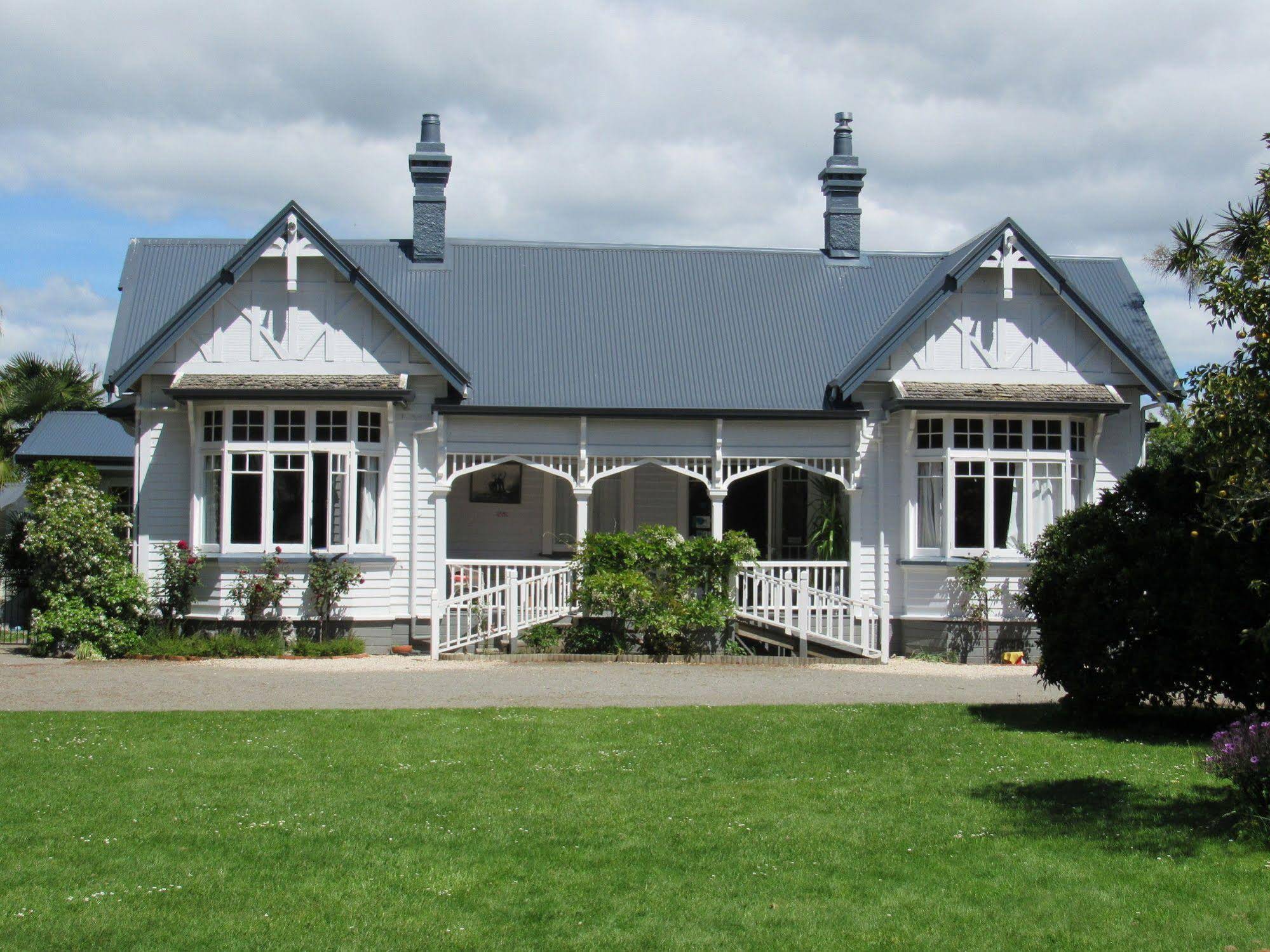White Elephant Backpackers And Lodge