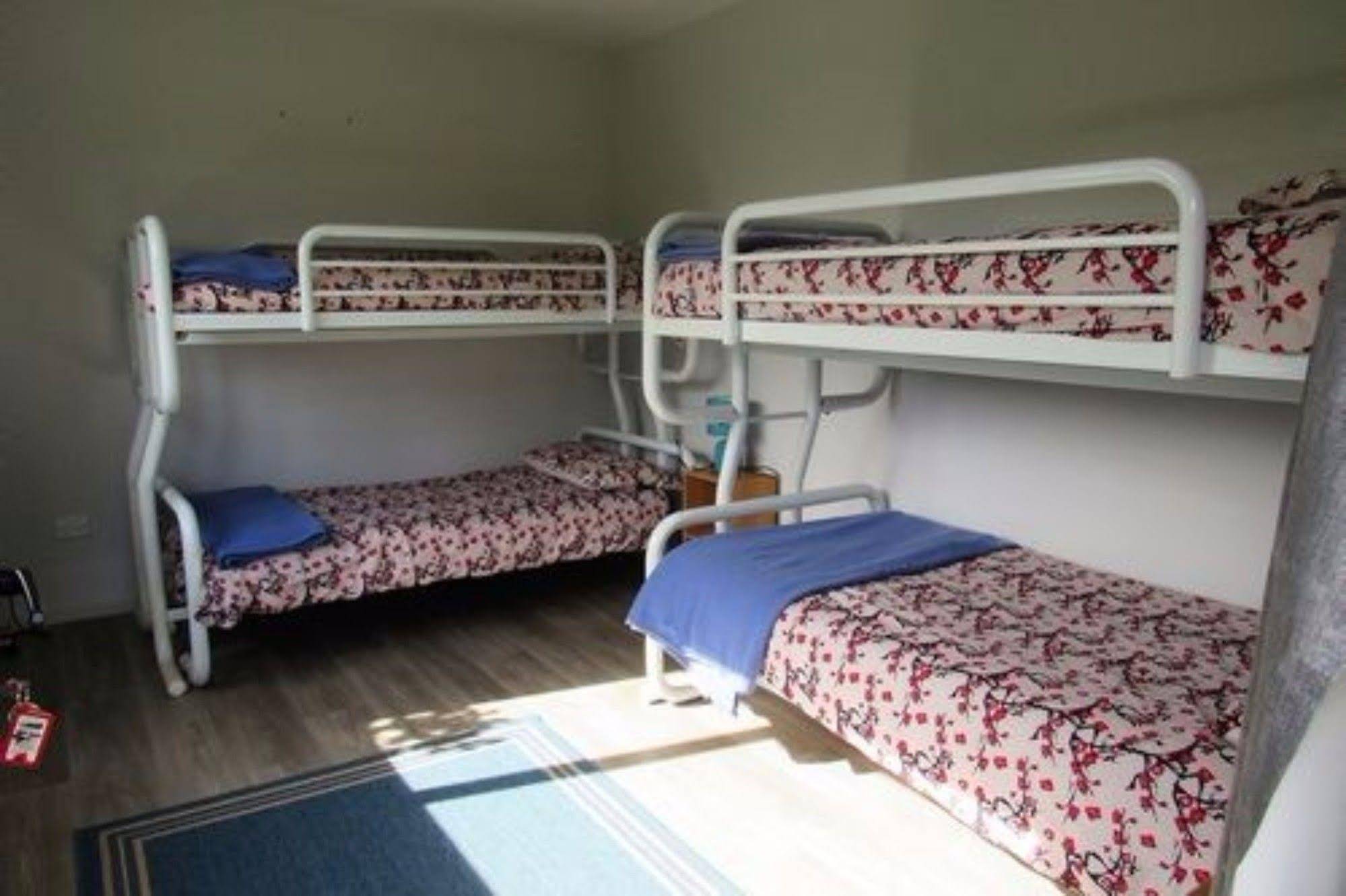 White Elephant Backpackers And Lodge