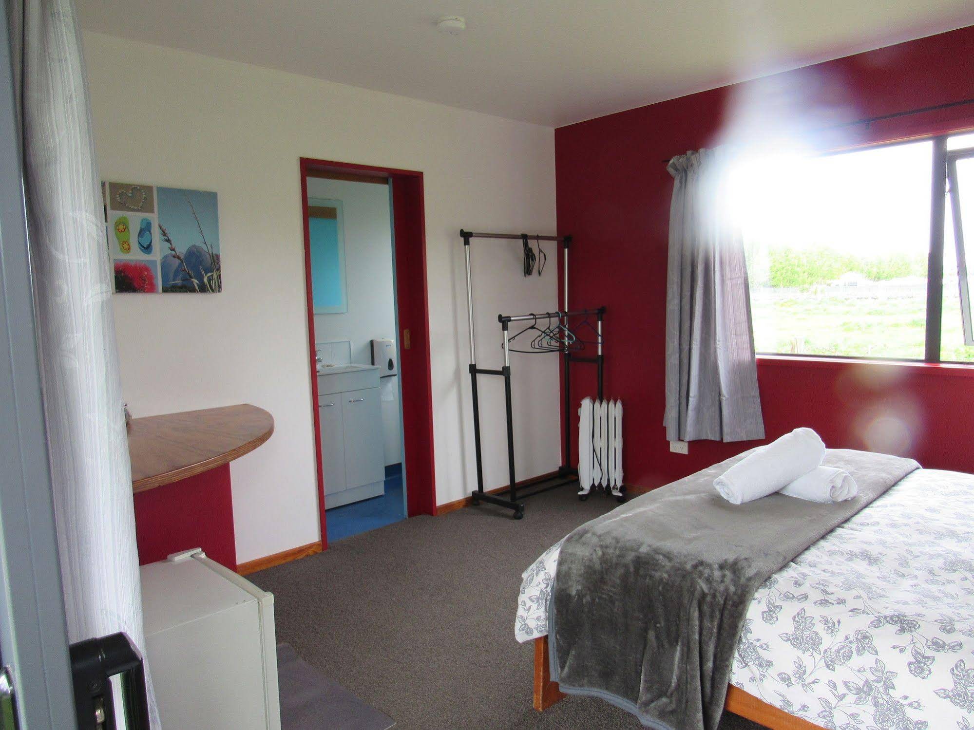 White Elephant Backpackers And Lodge