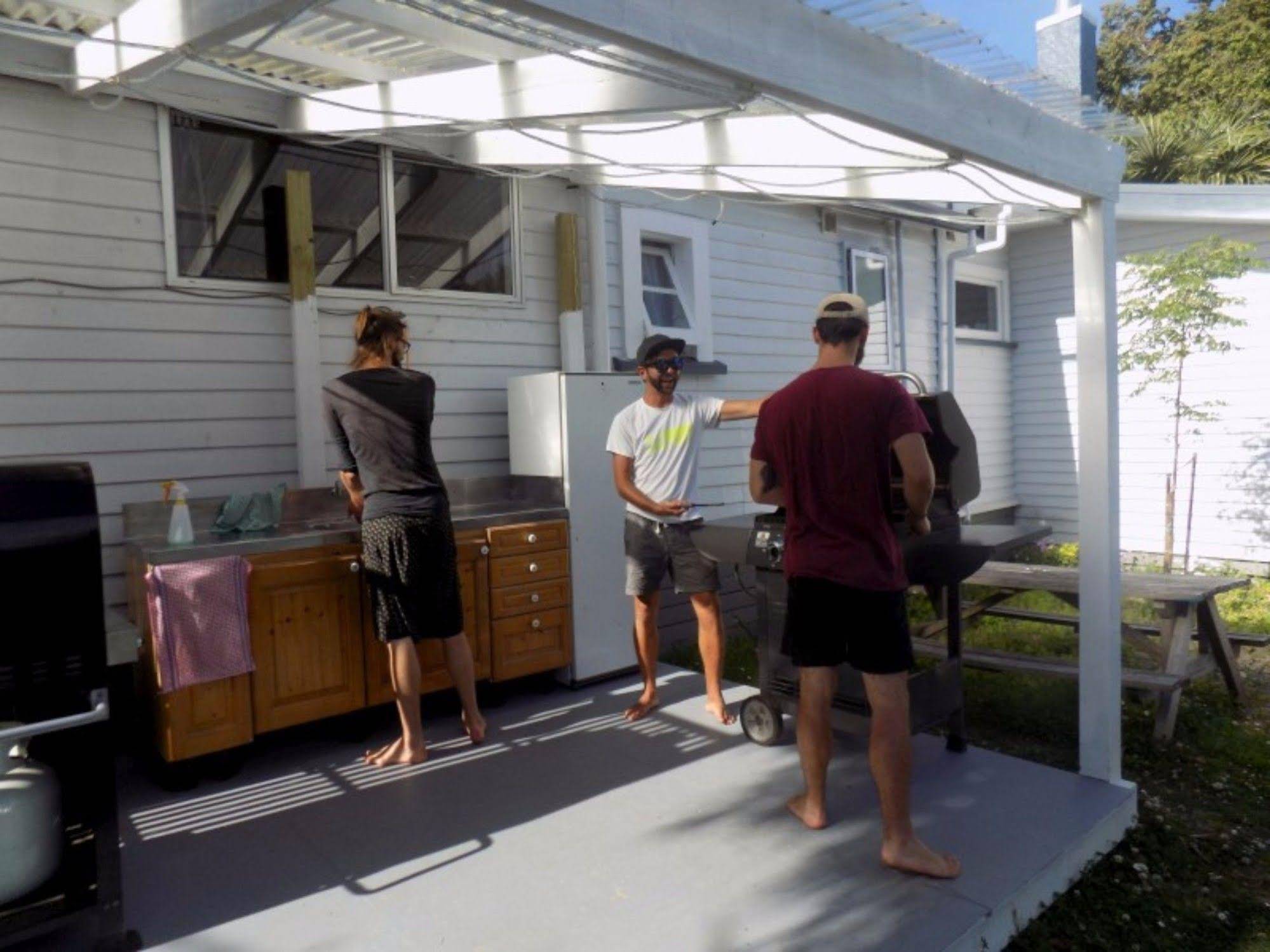 White Elephant Backpackers And Lodge