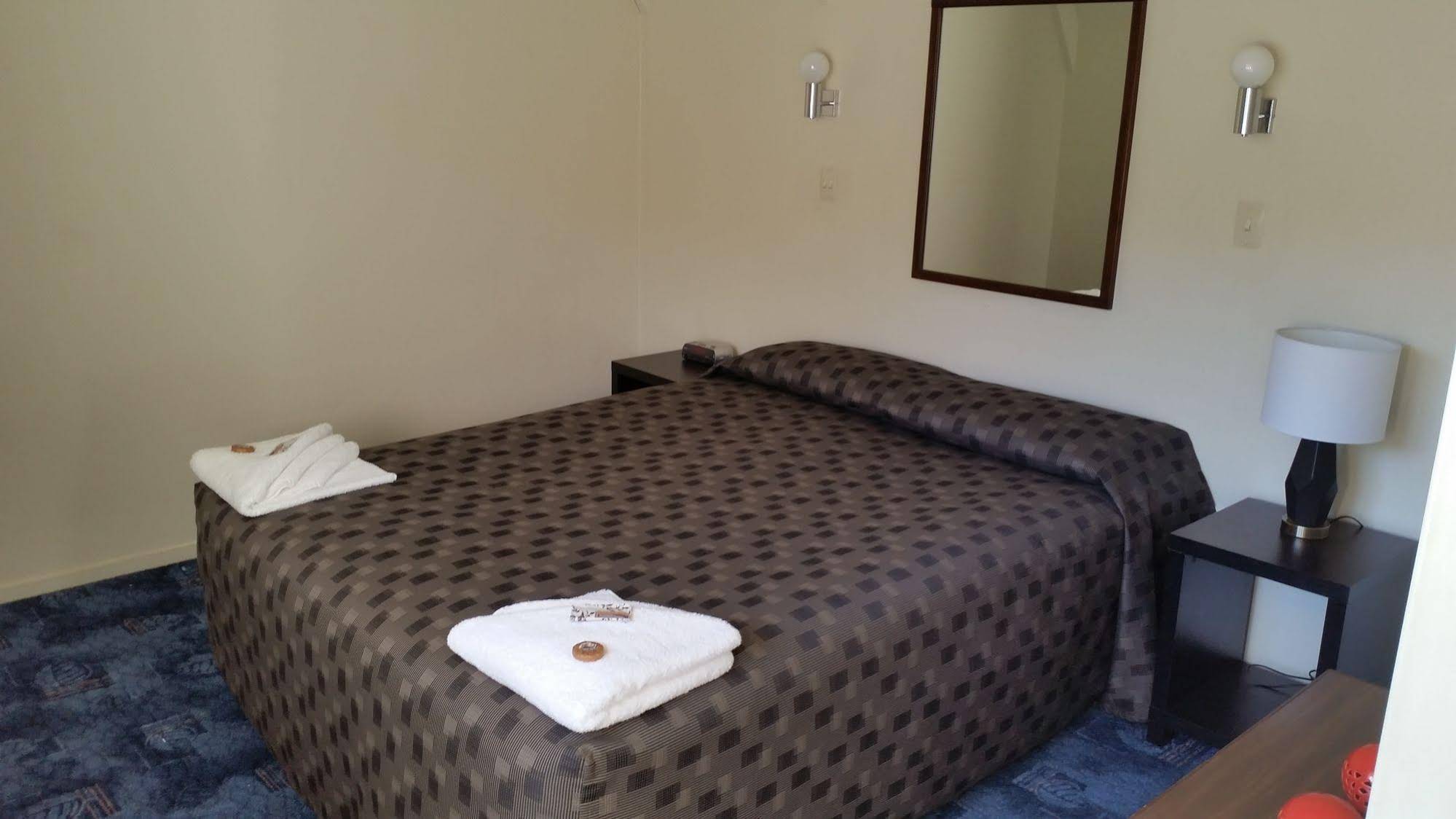 Admirals Motor Inn