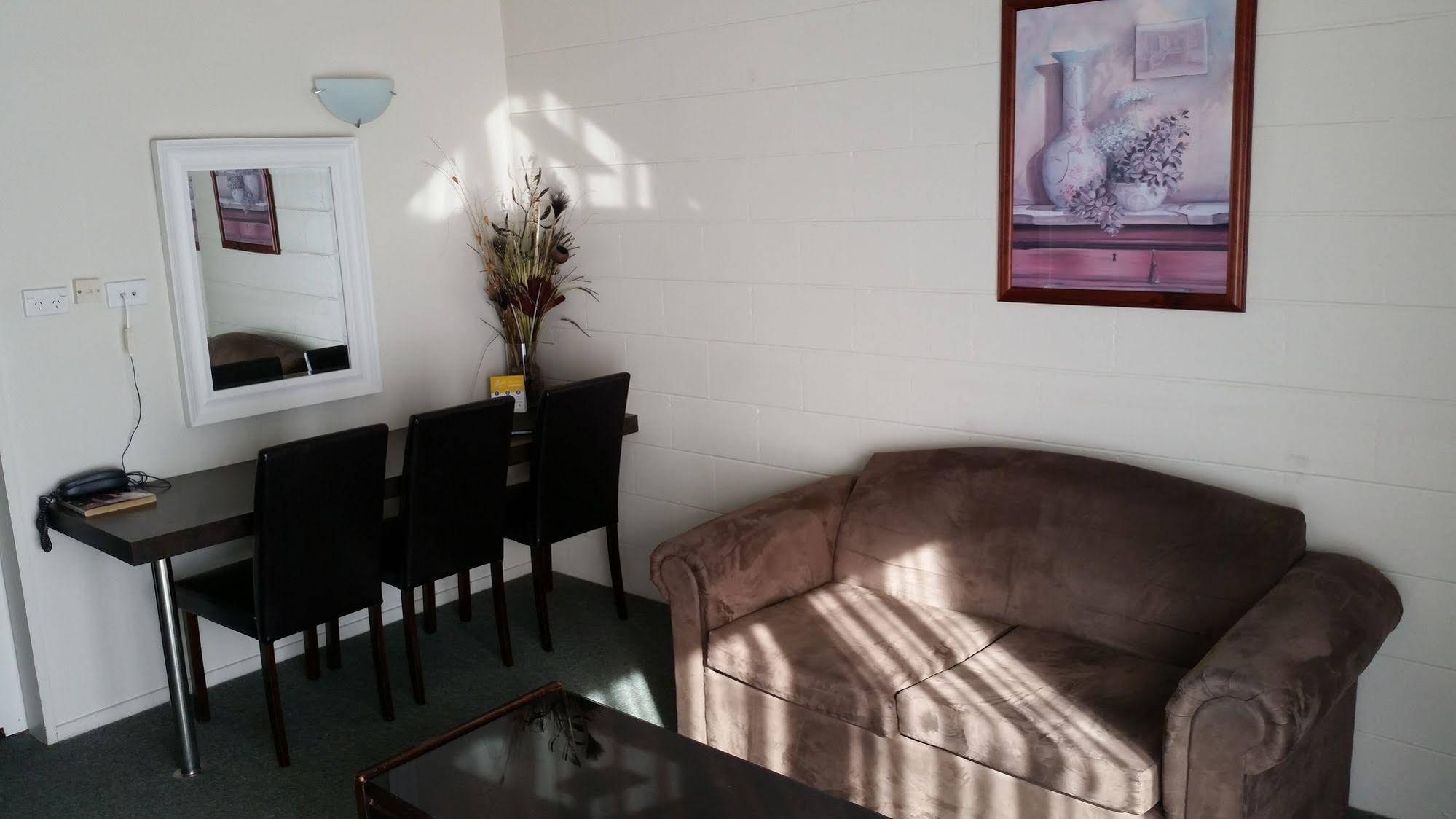 Admirals Motor Inn
