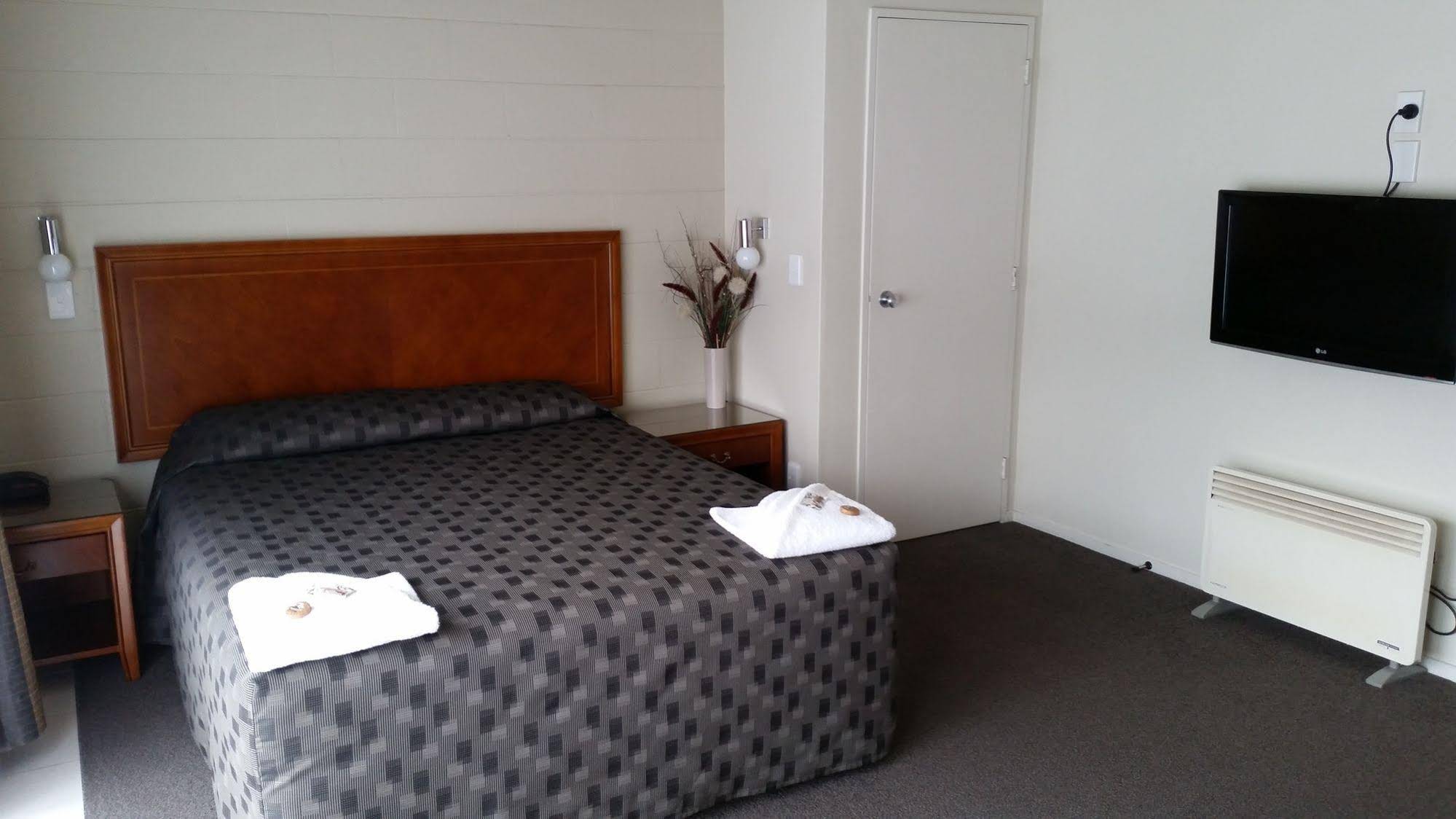 Admirals Motor Inn