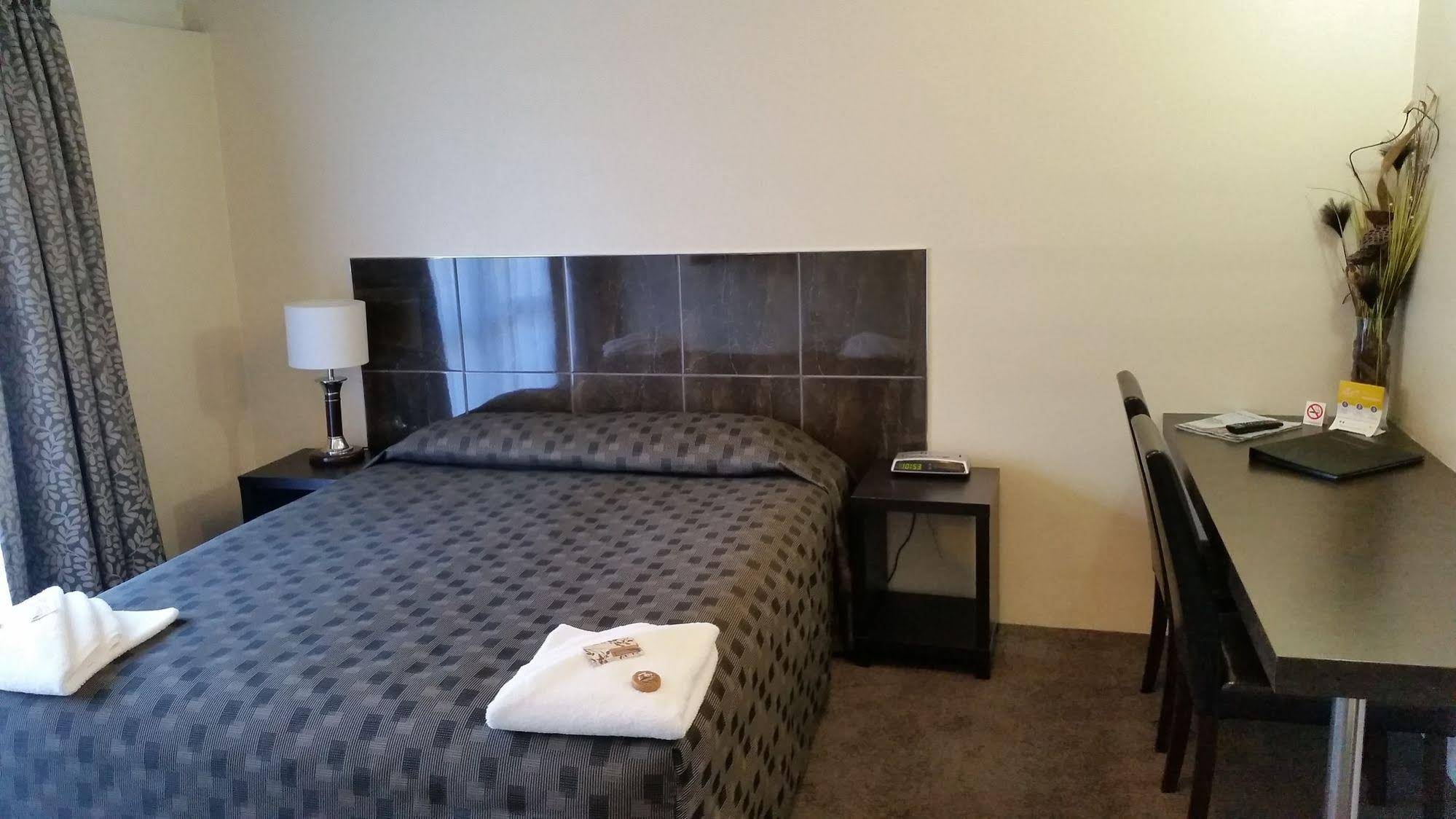 Admirals Motor Inn