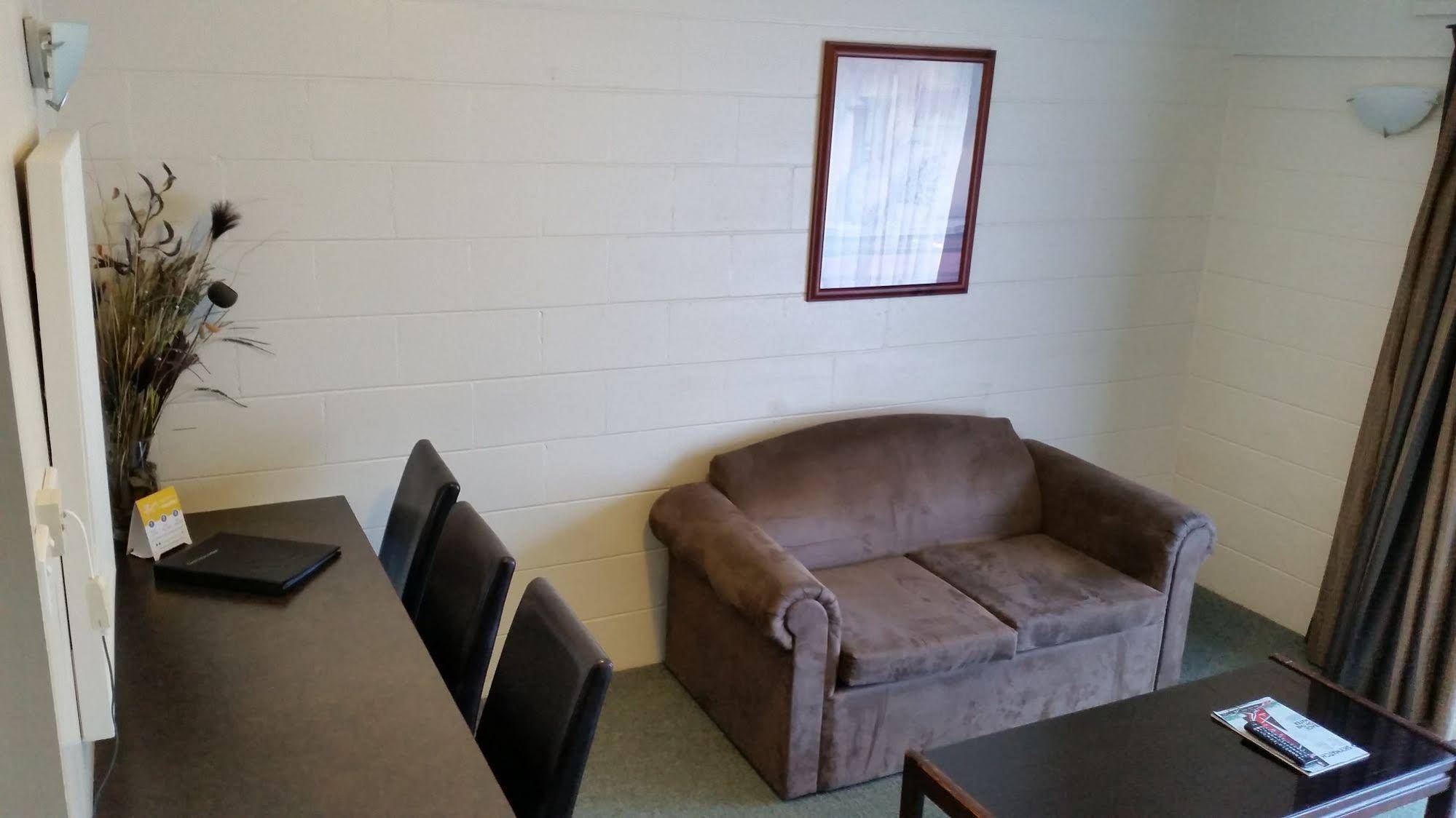 Admirals Motor Inn