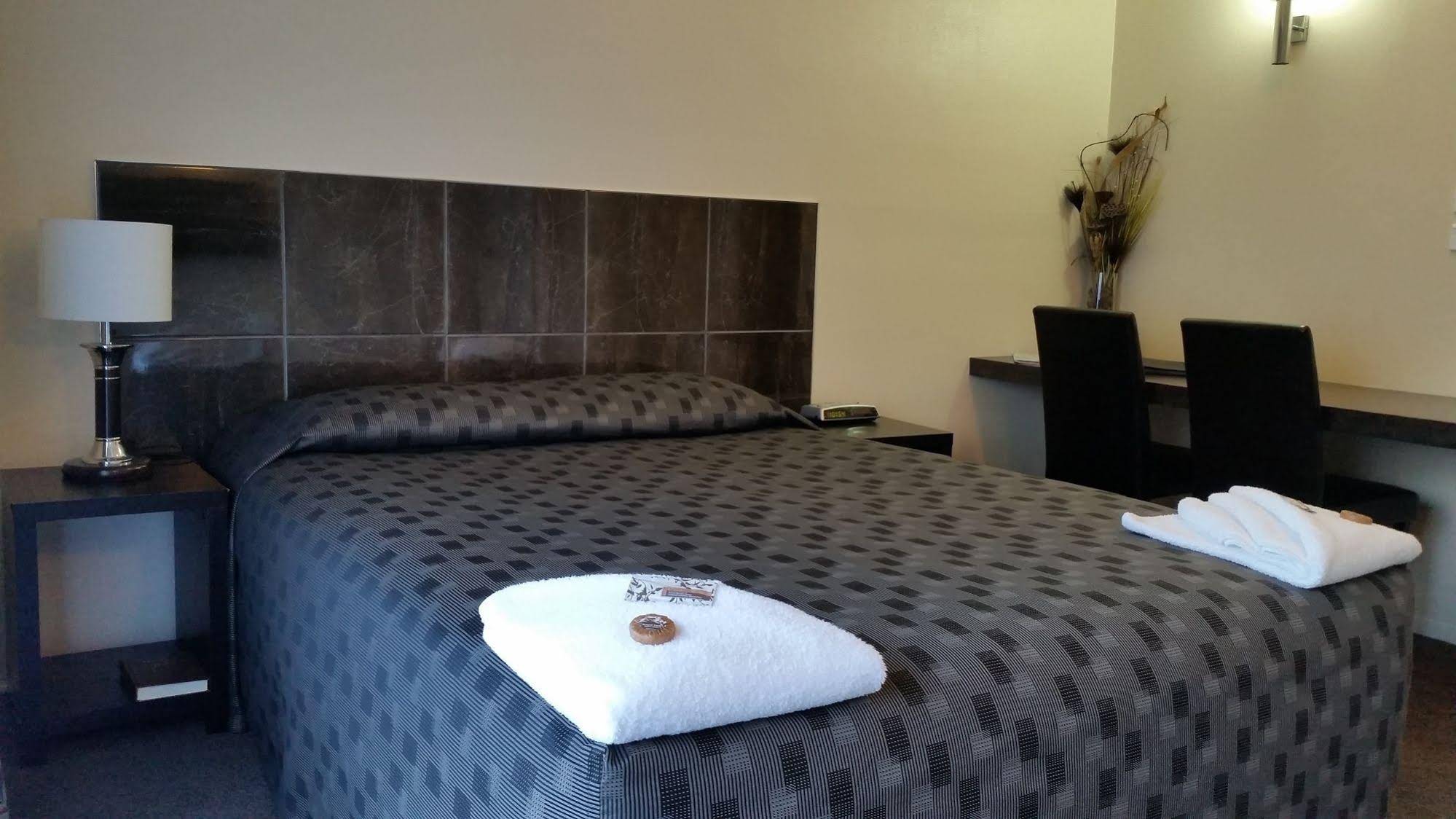 Admirals Motor Inn