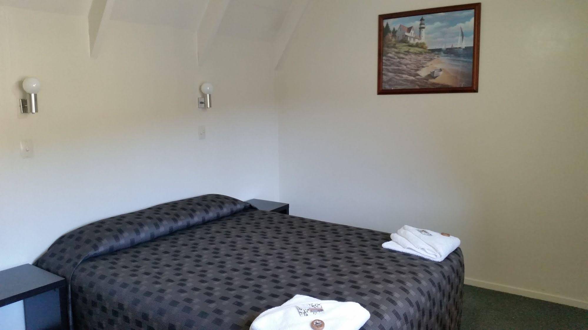 Admirals Motor Inn