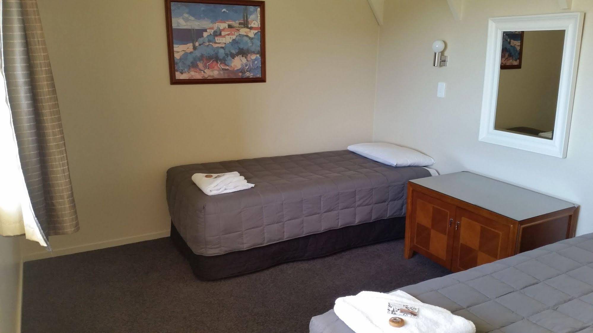 Admirals Motor Inn