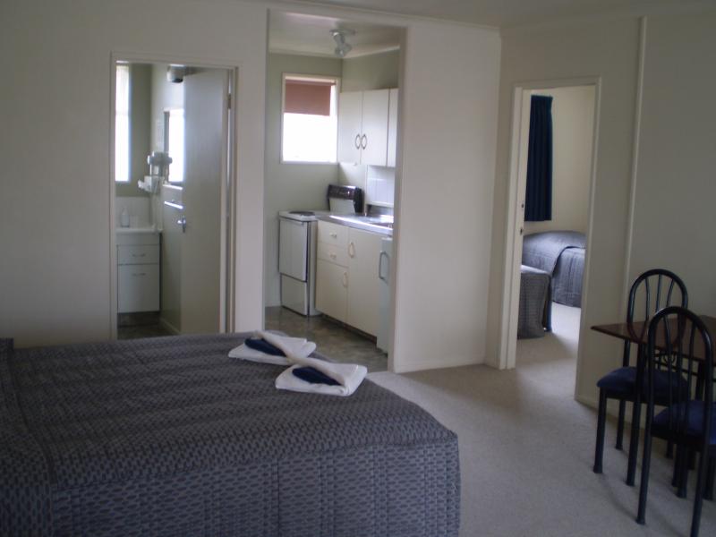 AAA Thames Court Motel