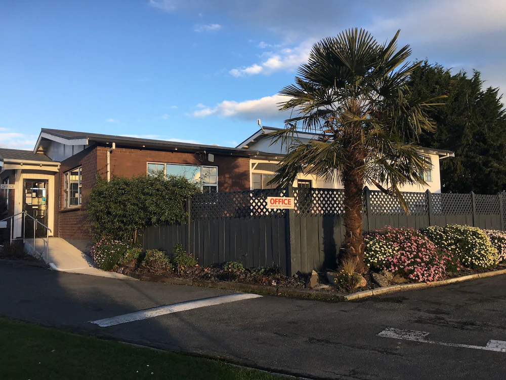 Colonial Lodge Motel