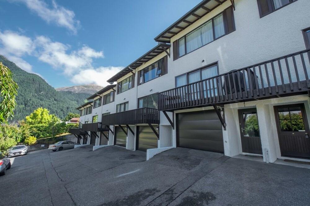 Central Queenstown Malaghan Apartment