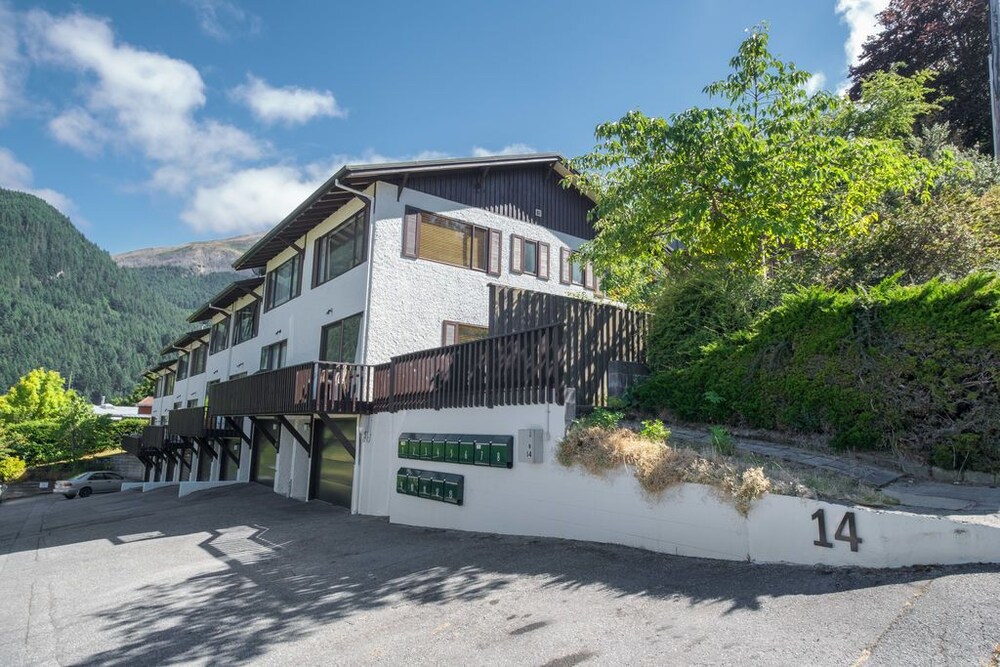 Central Queenstown Malaghan Apartment