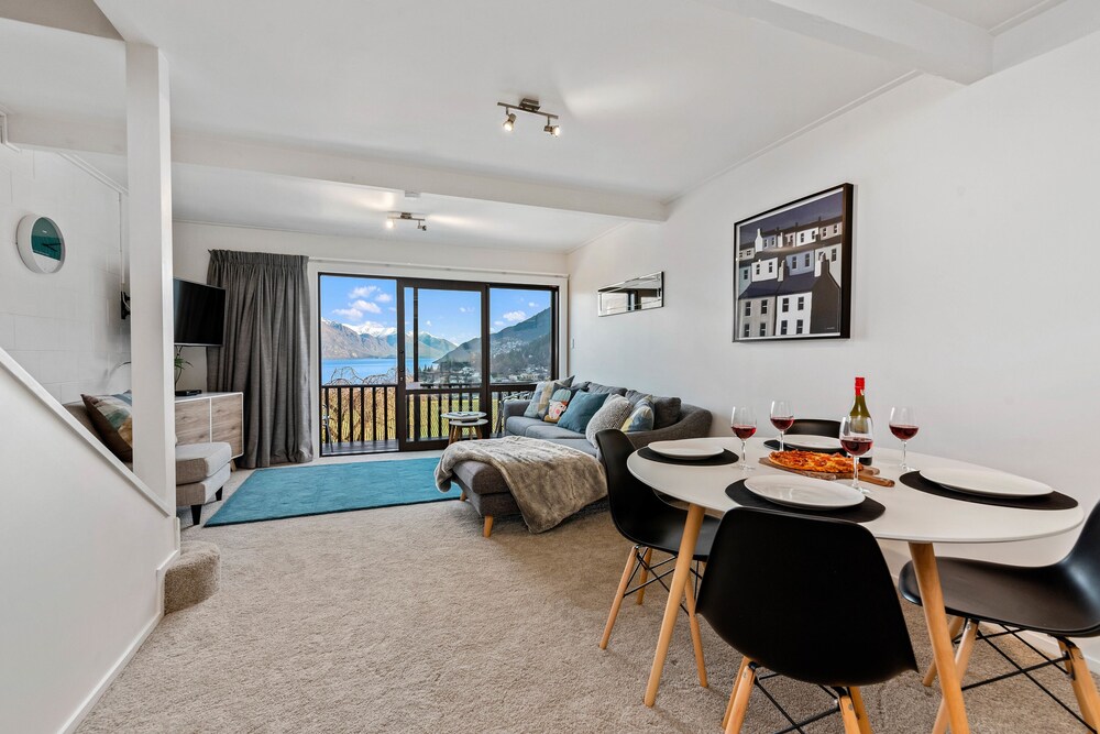 Central Queenstown Malaghan Apartment