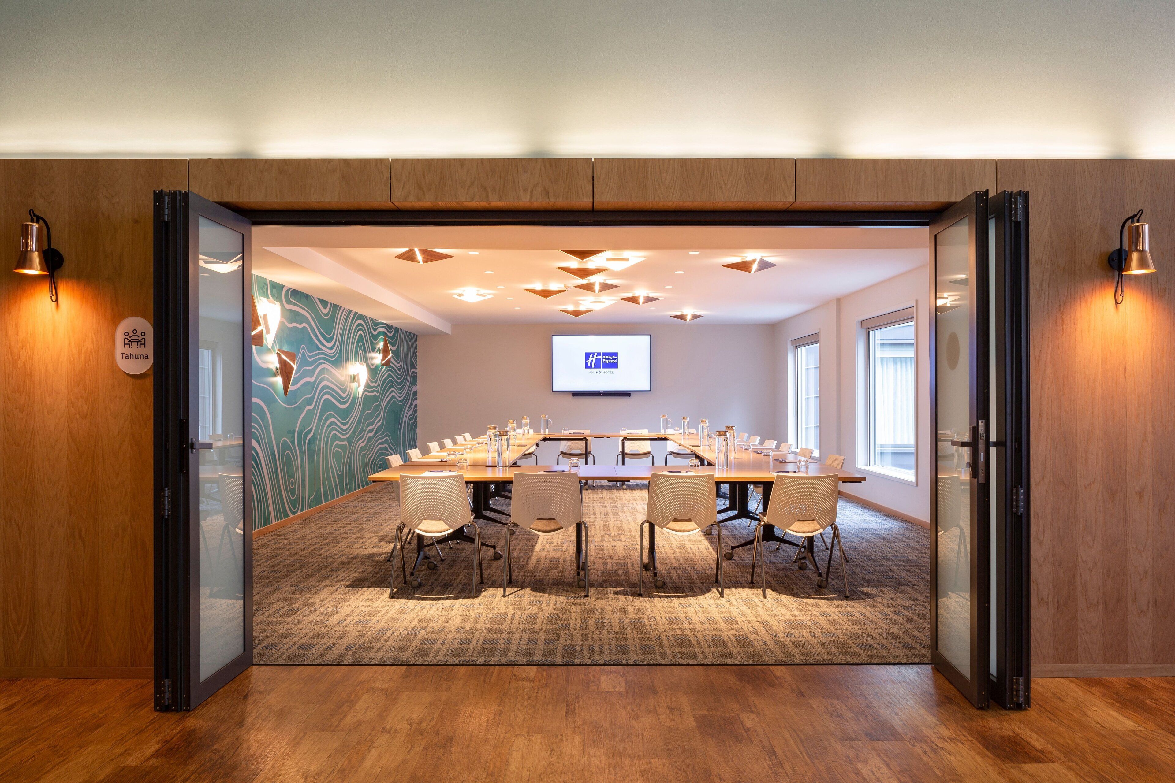 Holiday Inn Express & Suites Queenstown