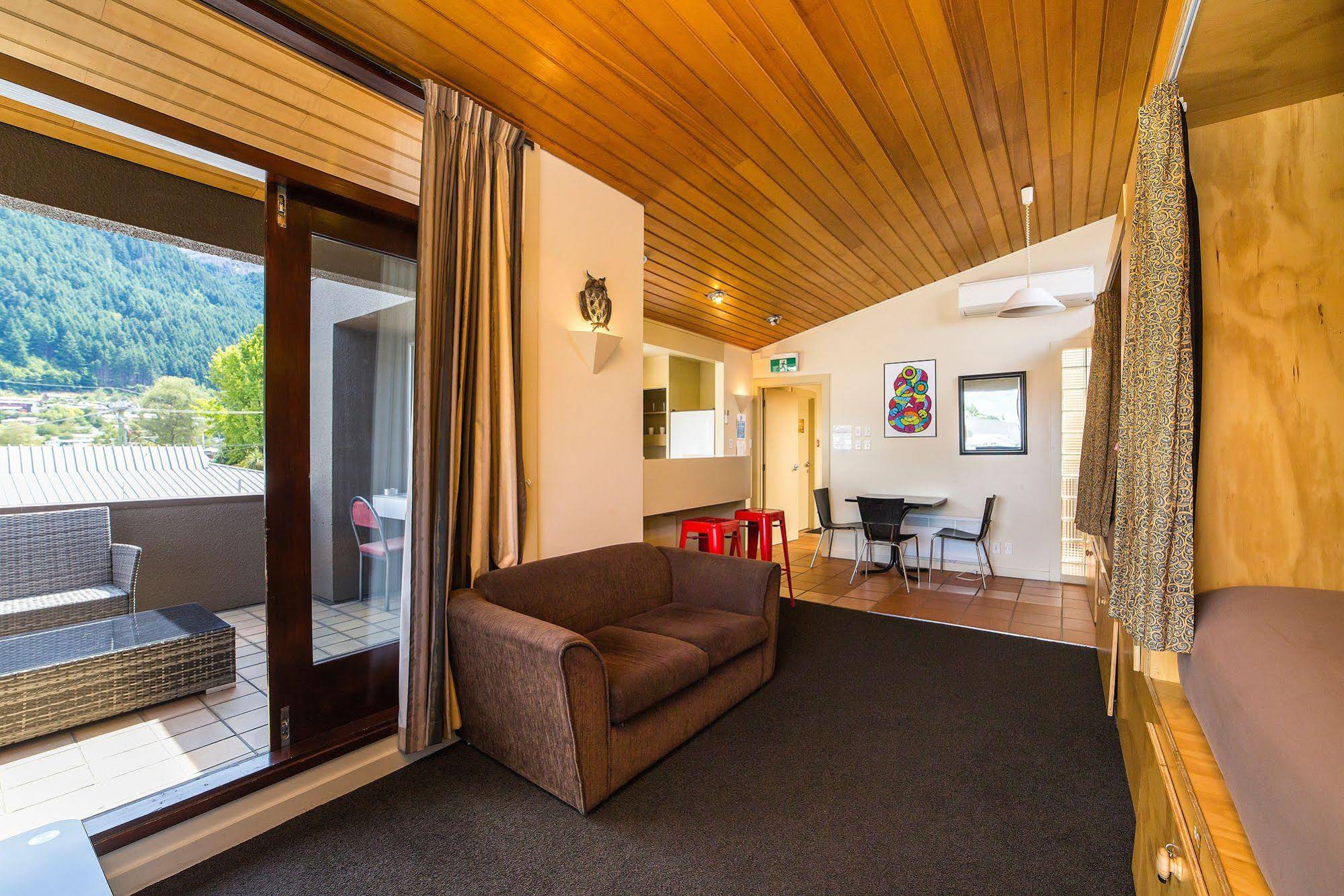 Sir Cedrics Tahuna Pod Hostel