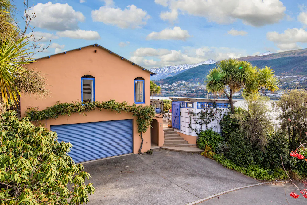 Sunny Lakeview Villa