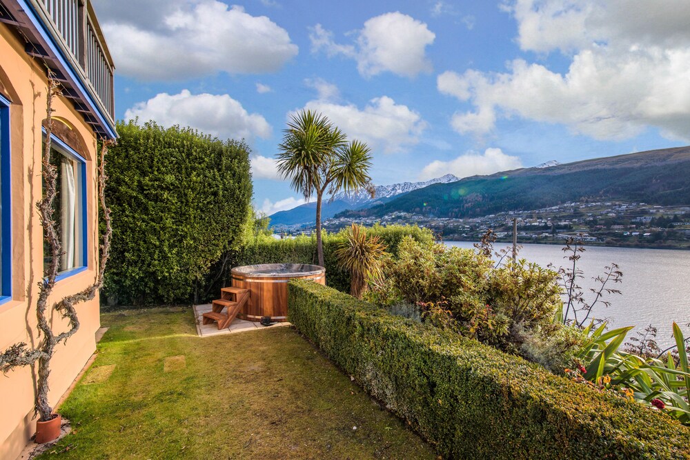 Sunny Lakeview Villa