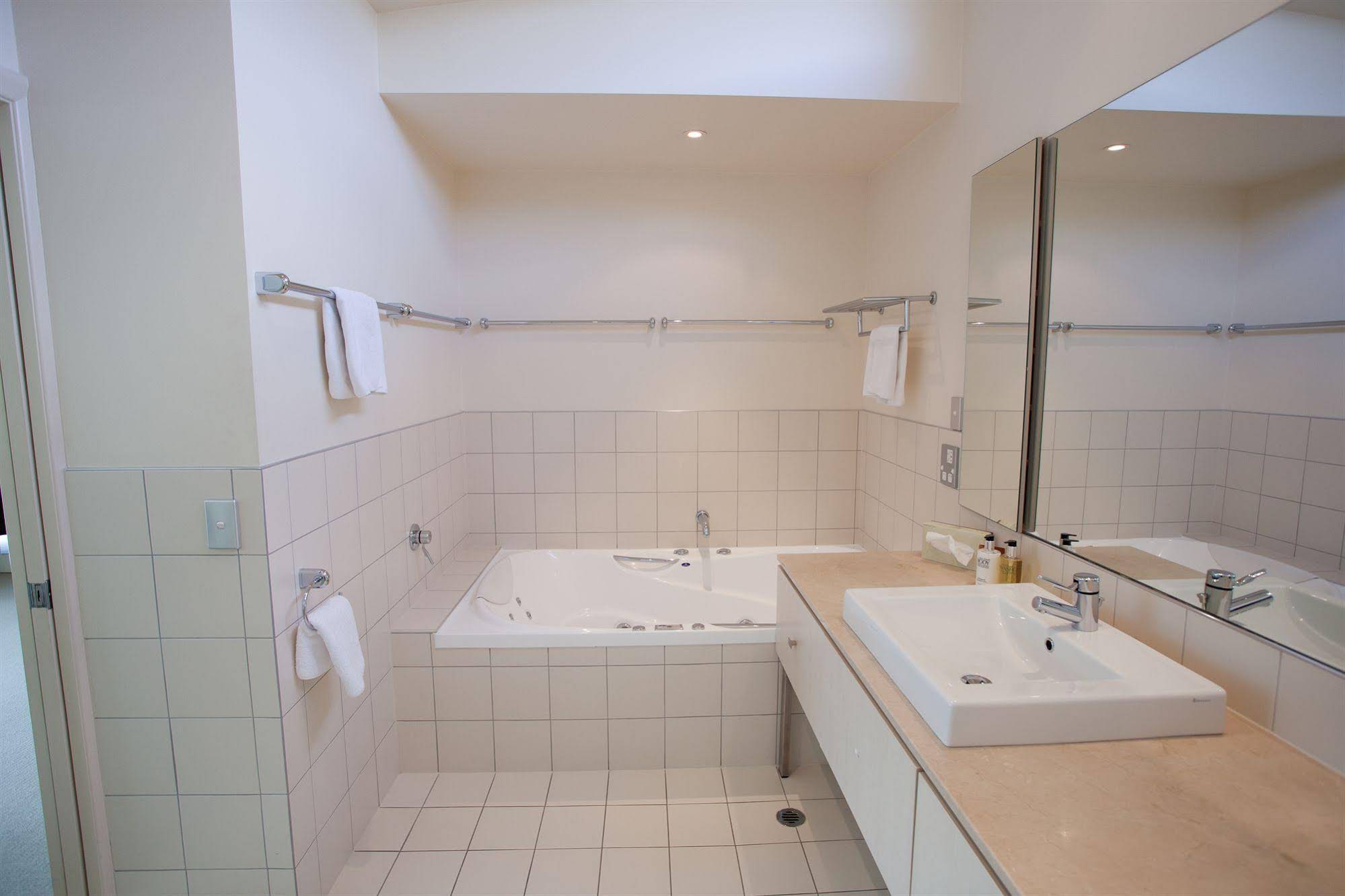 Lakeside Serviced Apartments