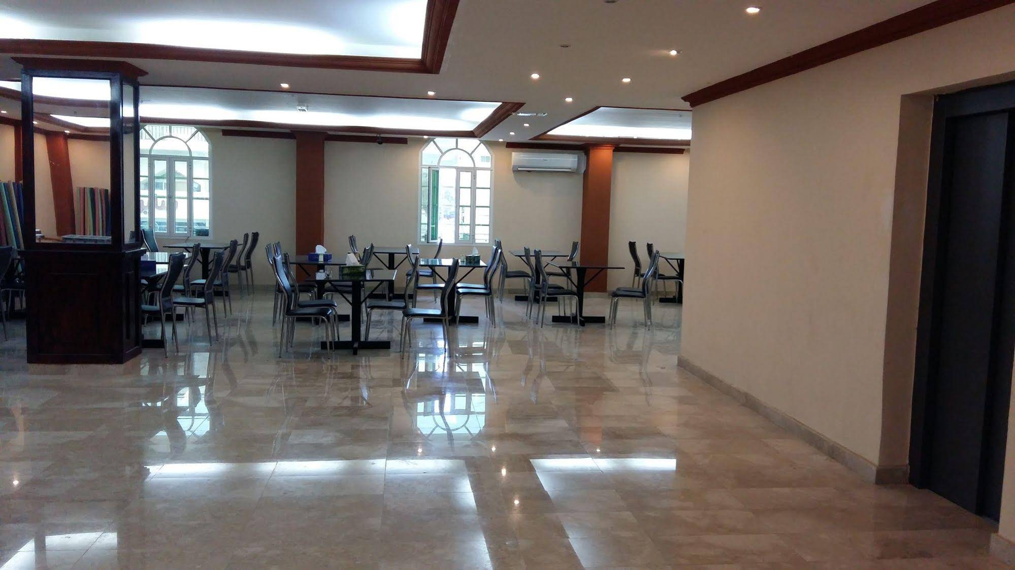 OYO 117 Majestic Hotel