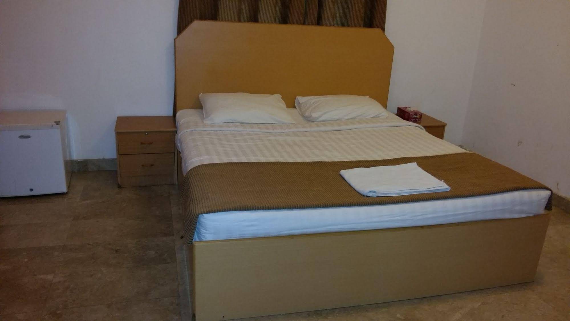 OYO 117 Majestic Hotel