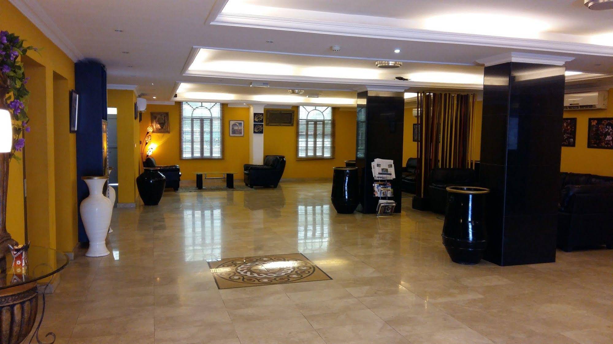 OYO 117 Majestic Hotel