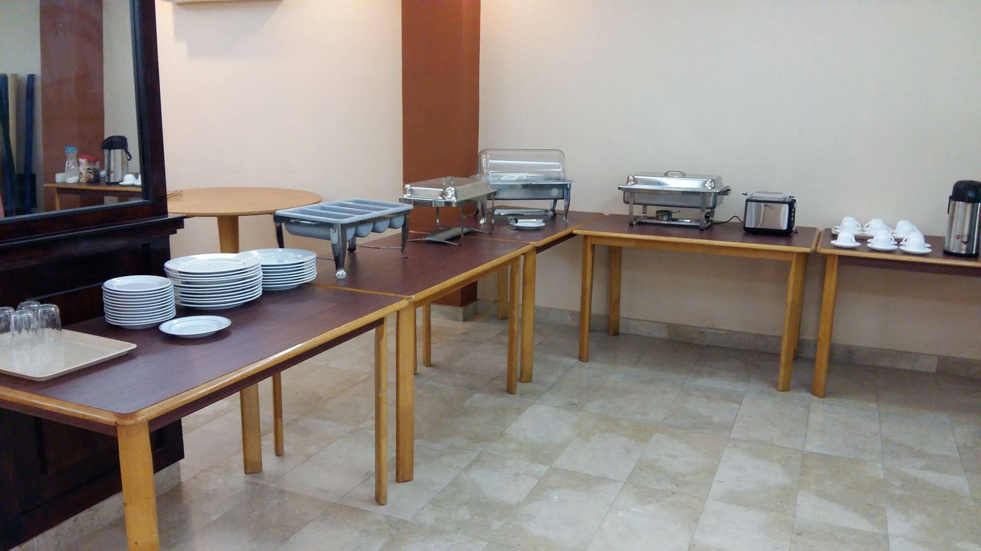 OYO 117 Majestic Hotel