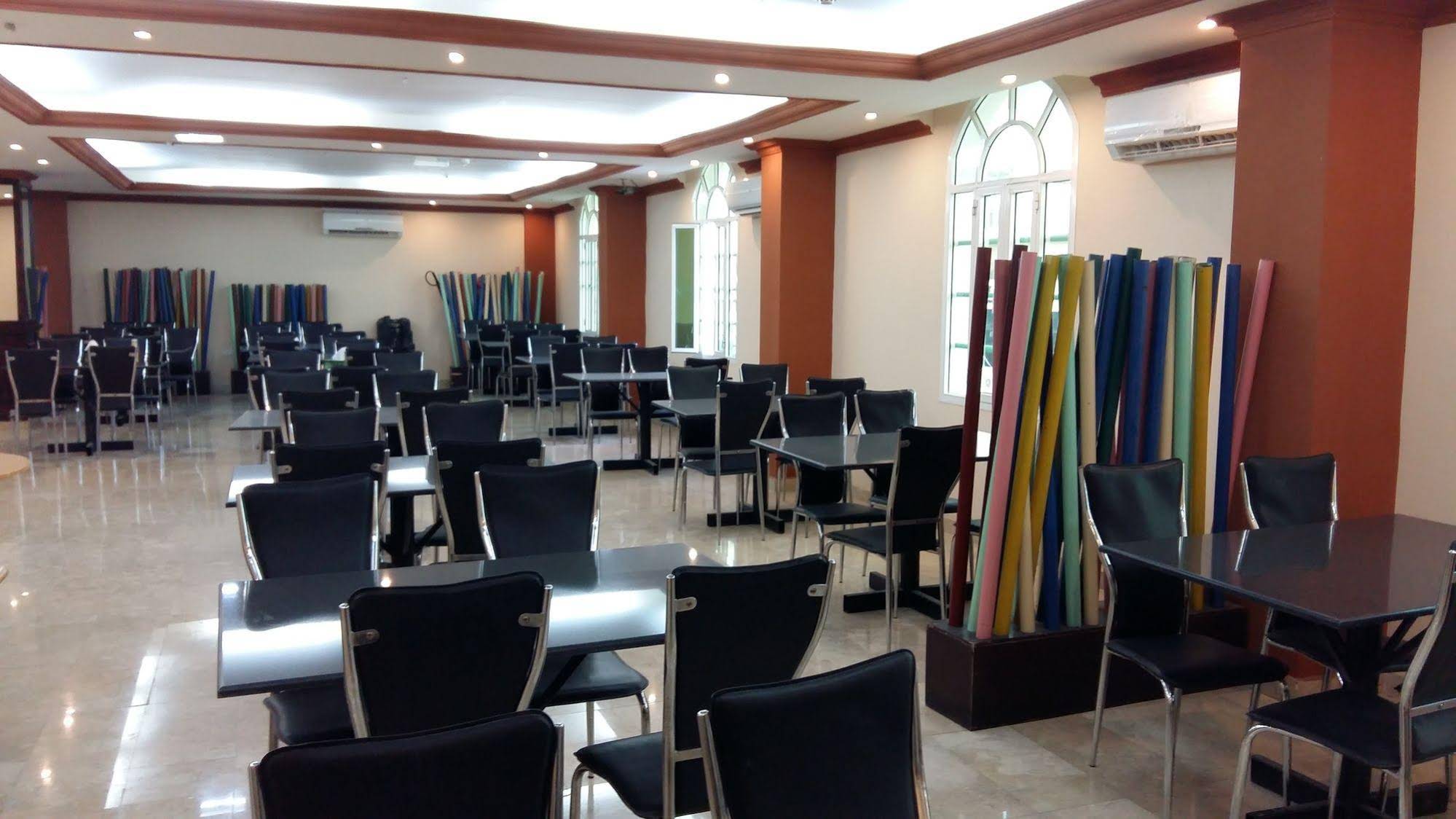 OYO 117 Majestic Hotel