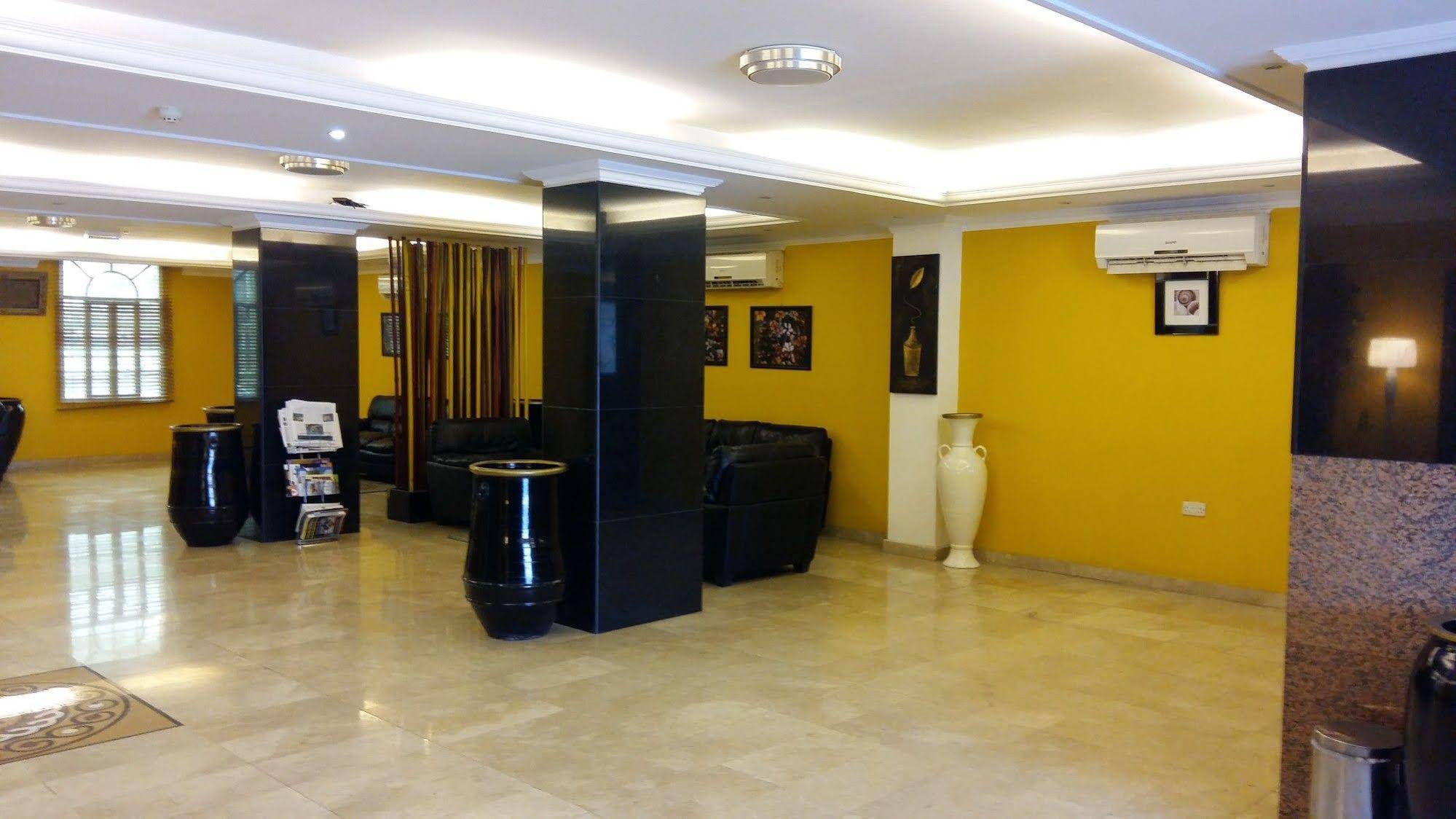 OYO 117 Majestic Hotel