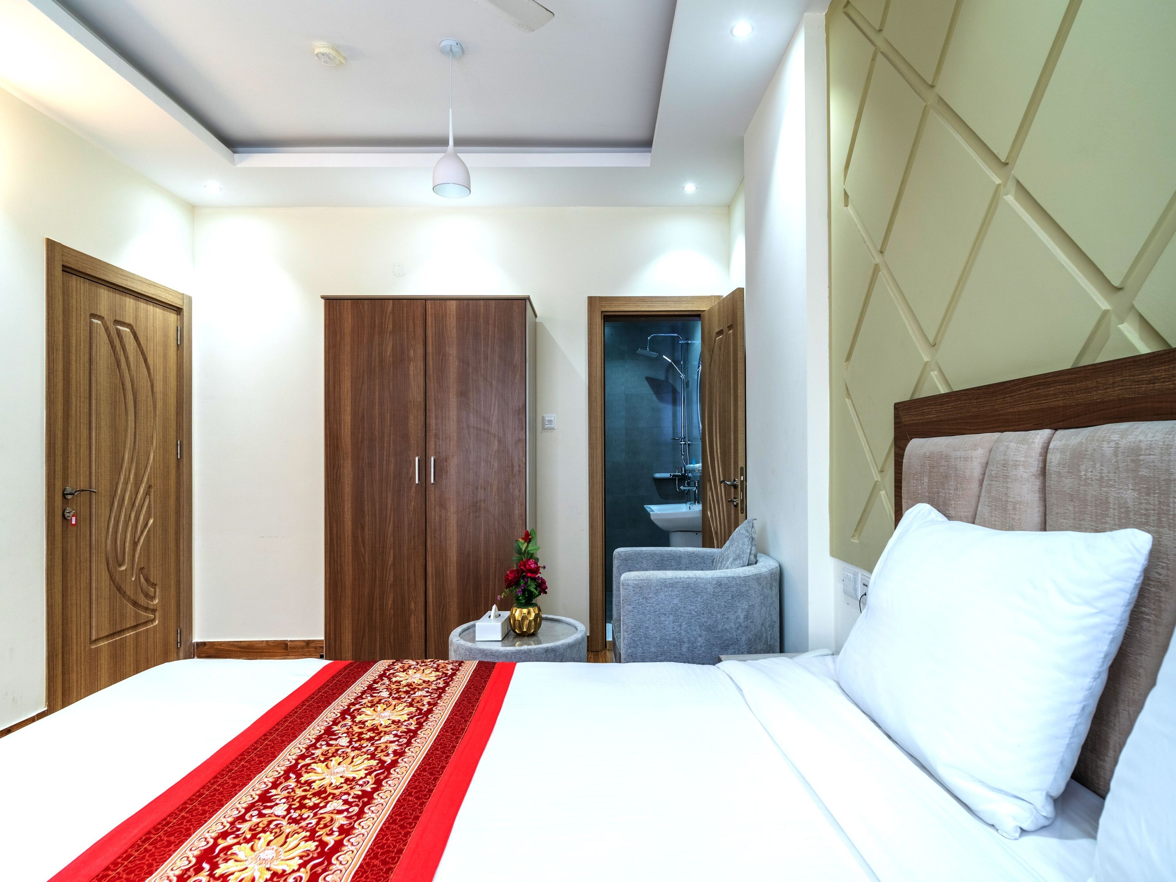 OYO Townhouse 156 Rose Hotel Apartments