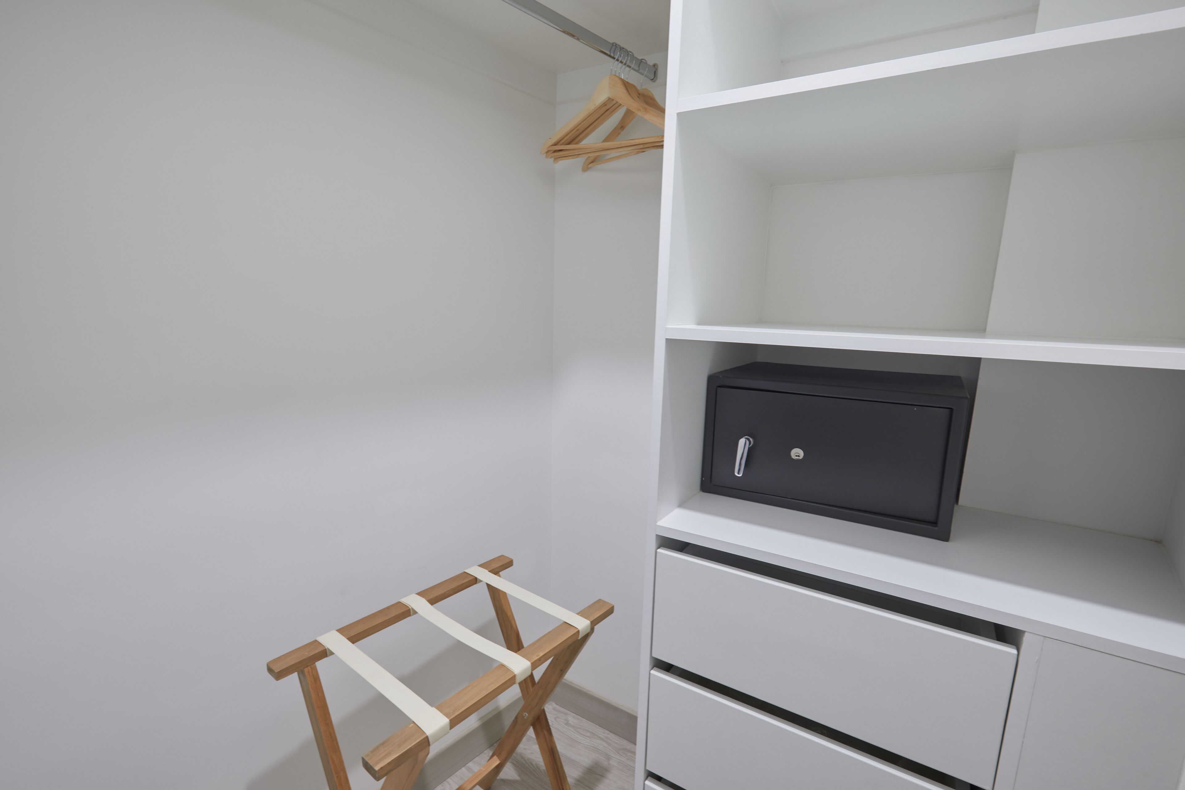 Grau 15 by Trendy Host