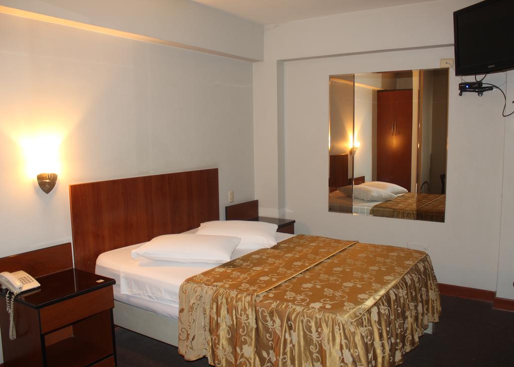 Hotel Bond