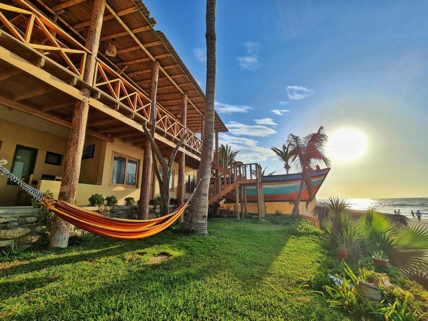 Máncora Beach Bungalows