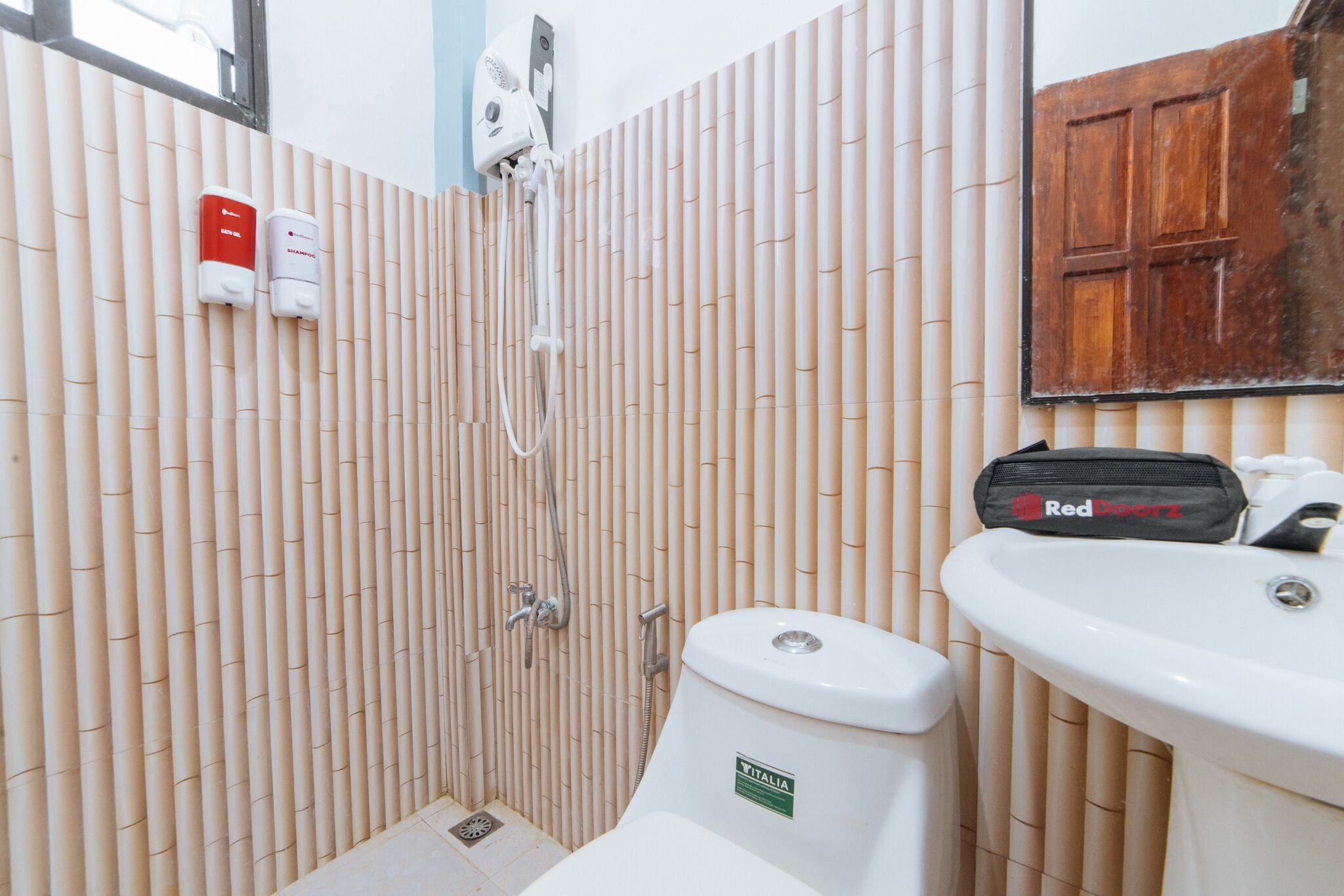 RBR Hotel and Restaurant by RedDoorz