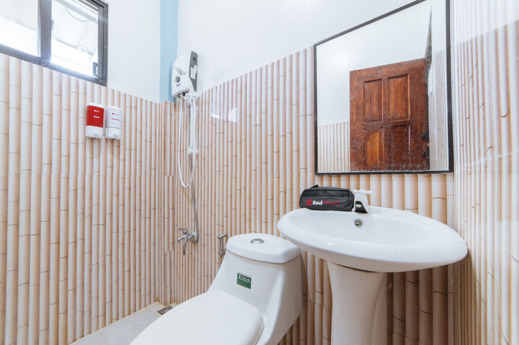 RBR Hotel and Restaurant by RedDoorz