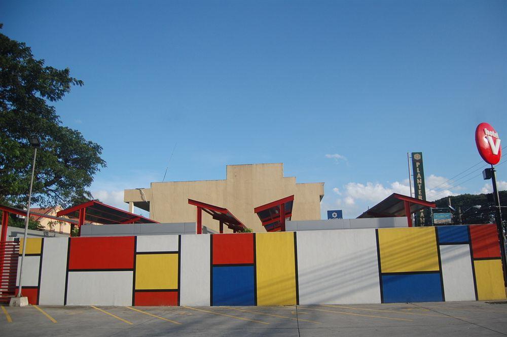 Hotel V