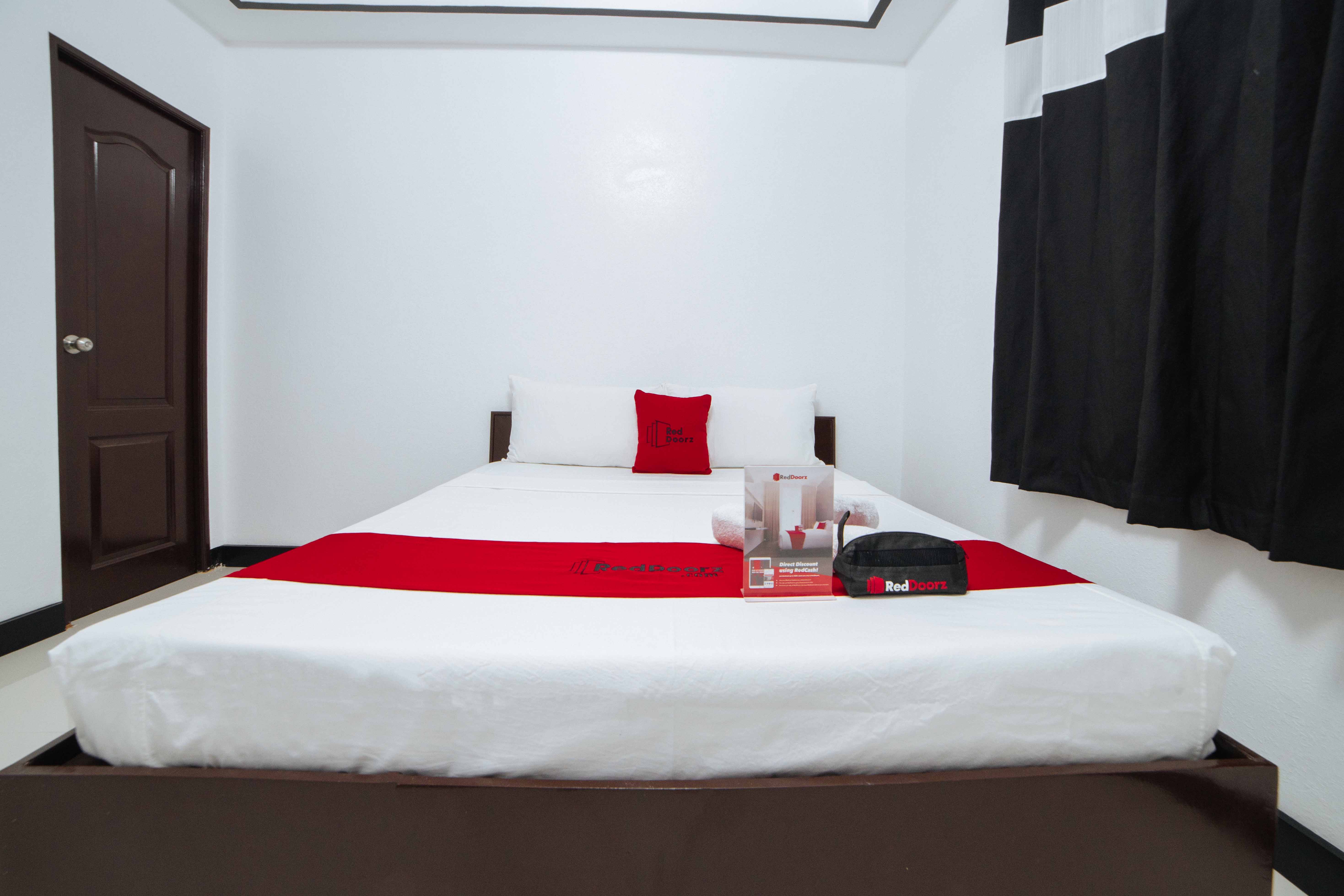 RedDoorz @ Colorado Street Angeles City