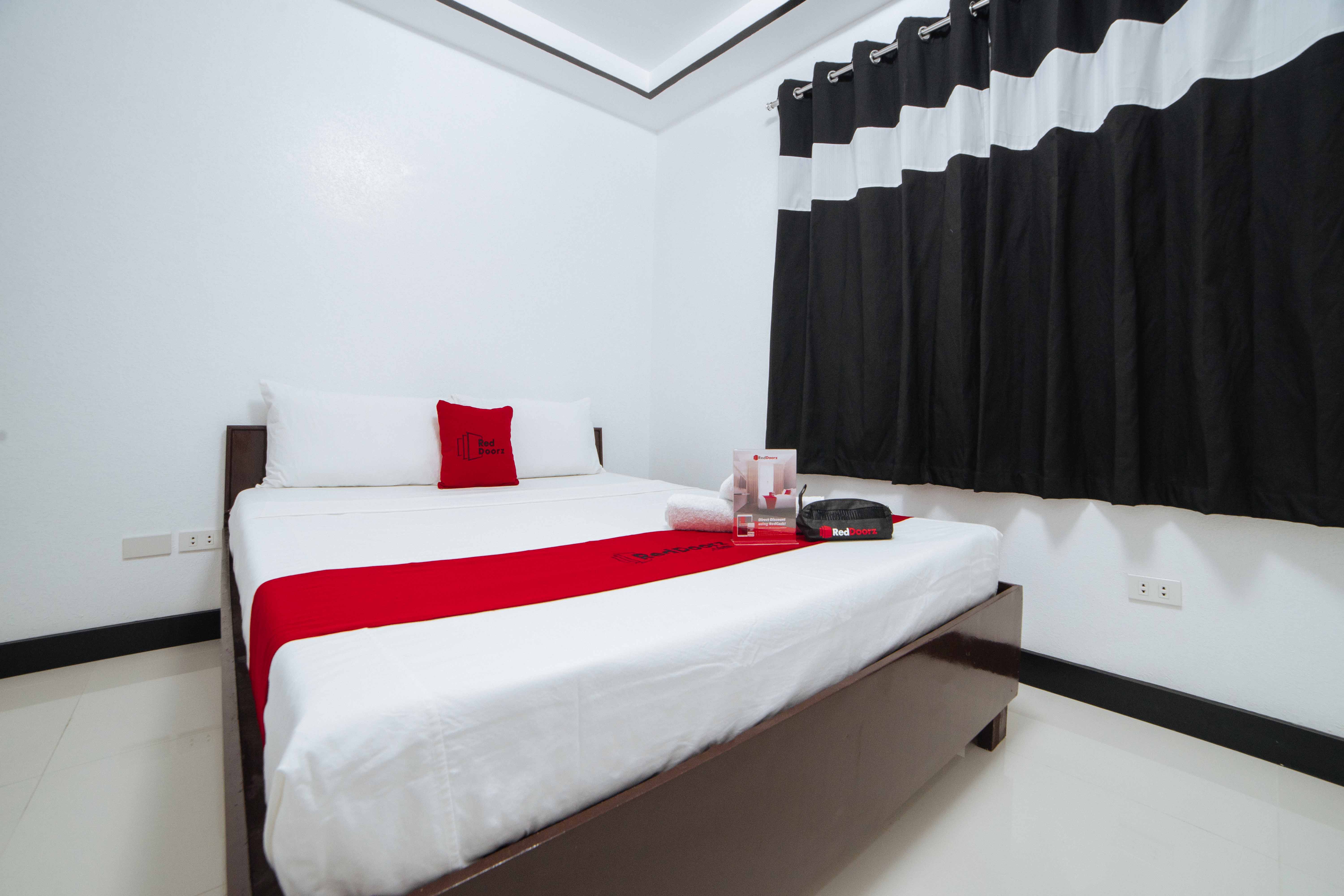 RedDoorz @ Colorado Street Angeles City