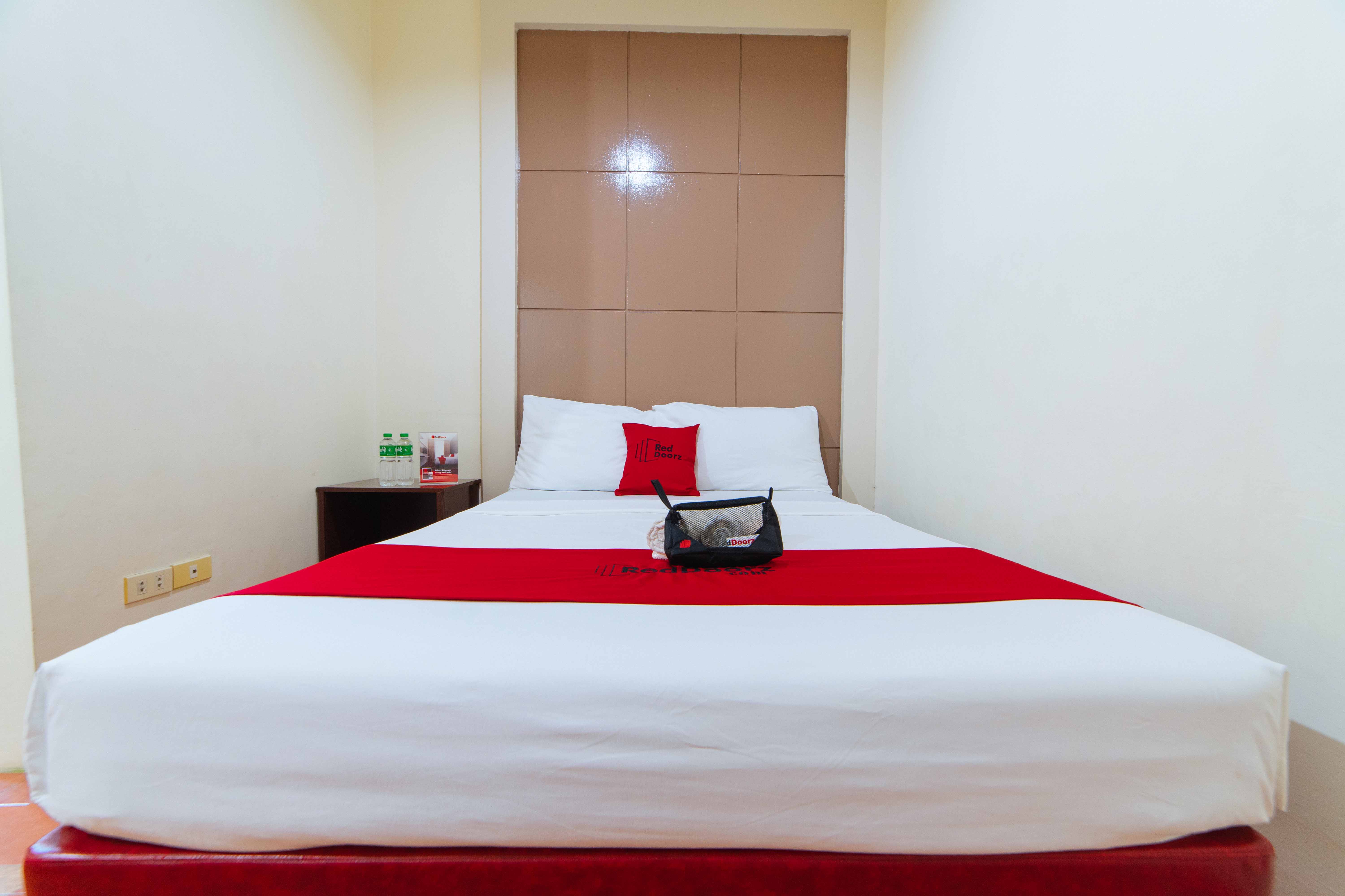 RedDoorz Near Walking Street Angeles City