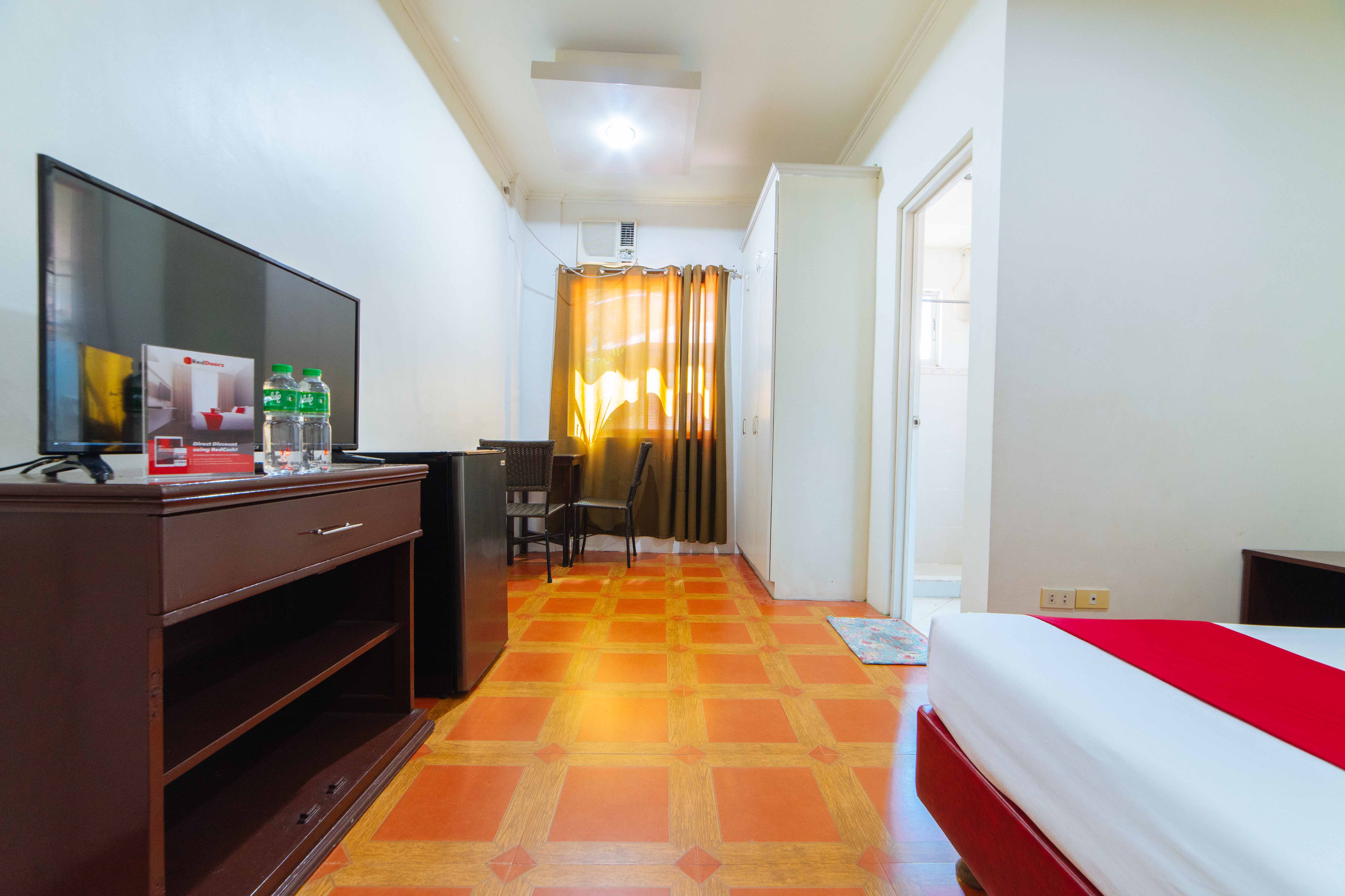 RedDoorz Near Walking Street Angeles City