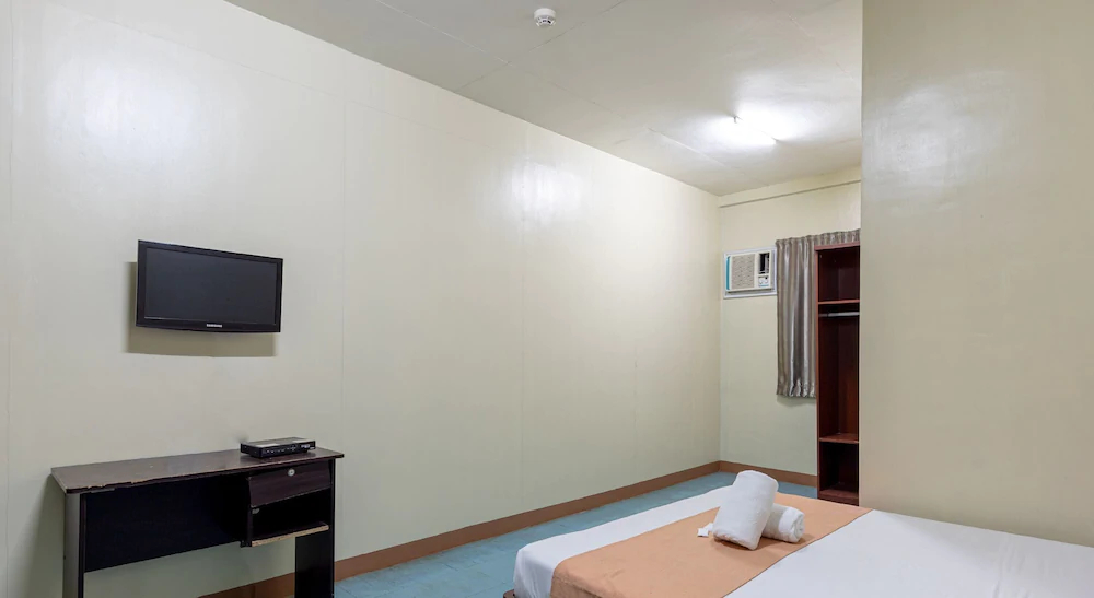 Middle Town Inn by ZEN Rooms
