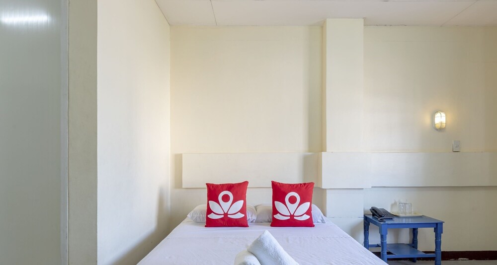 Middle Town Inn by ZEN Rooms