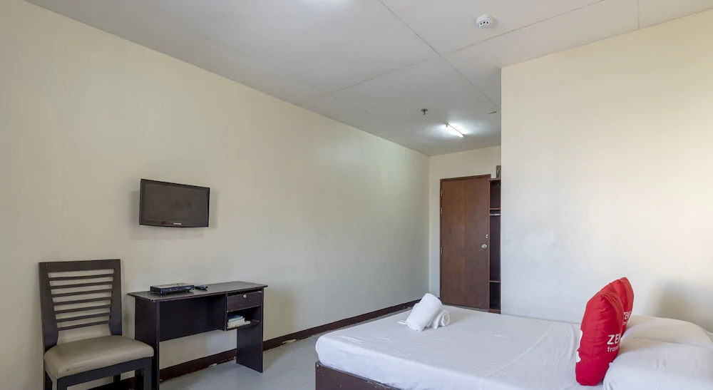 Middle Town Inn by ZEN Rooms