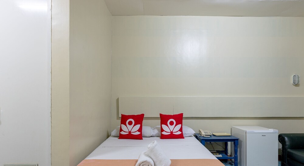 Middle Town Inn by ZEN Rooms