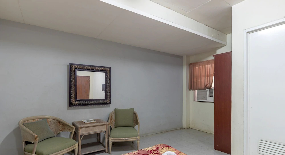 Middle Town Inn by ZEN Rooms