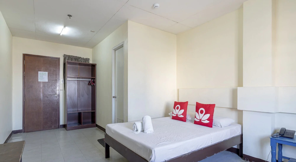 Middle Town Inn by ZEN Rooms