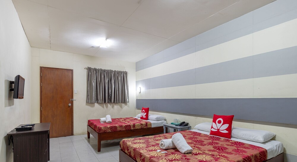 Middle Town Inn by ZEN Rooms