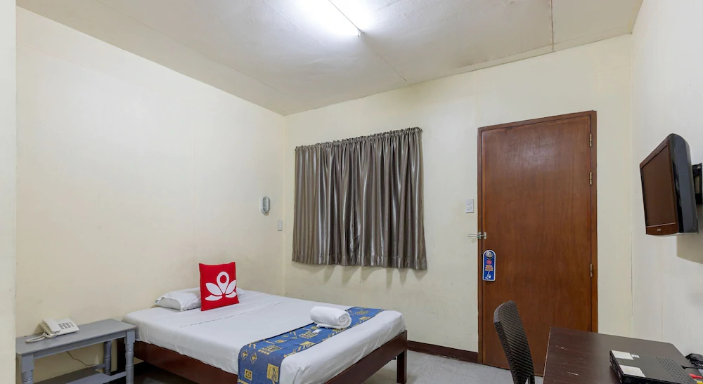 Middle Town Inn by ZEN Rooms